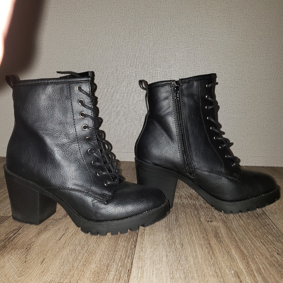 Boots - Picture 5 of 6